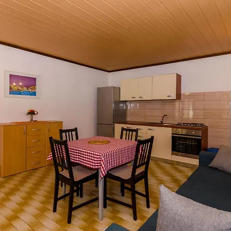 Nedeljko Apartment *